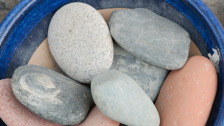 Glass bowl with stones seen from above