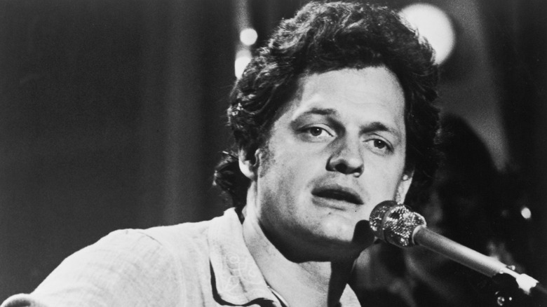 B/W photo of Harry Chapin in concert