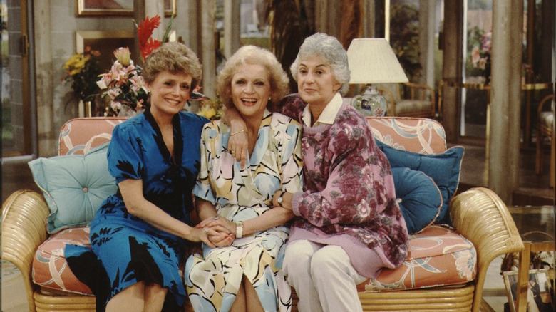 Rue McClanahan, Betty White, and Bea Arthur sitting on the couch on 