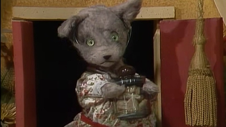 Henrietta Pussycat in her treehouse